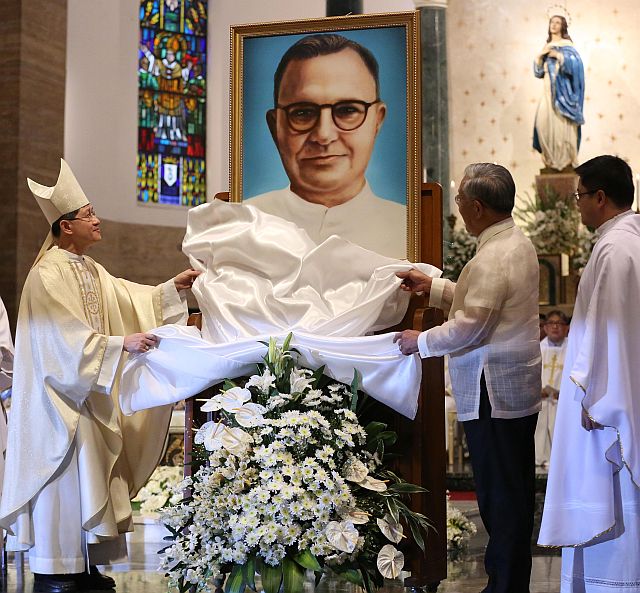 Cardinal Luis Antonio Luis Tagle and former Supreme Court chief justice Hilario Davide Jr. unveil the portrait of Fr. George J. Willmann, S.J. as they formally open the Diocesan process at the Manila Cathedral. (INQUIRER PHOTO)
