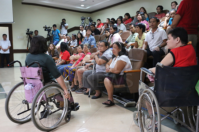 Cebu City PWD groups huddle during the a Cebu City Council hearing on the proposed increase of their cash aid to P12,000. (CDN PHOTO/JUNJIE MENDOZA)