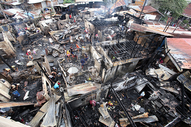 The fire spread easily in this part of Dona Maria Village Exit since most of the houses were made of light materials. (CDN PHOTO/JUNJIE MENDOZA)