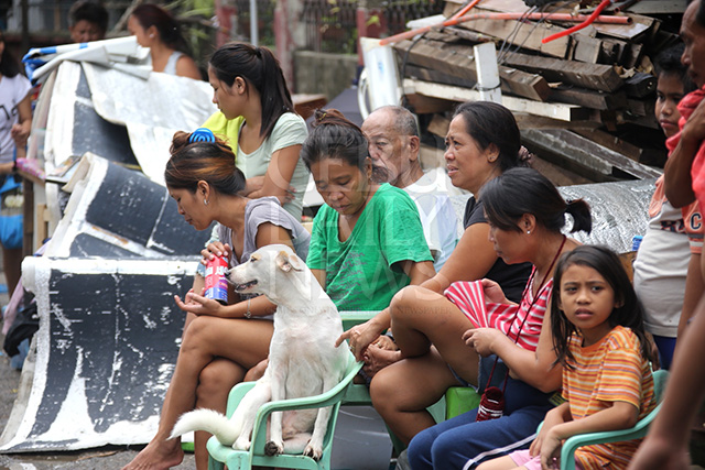 Fire victims of barangay Punta Princesa try to make do with what they salvaged from the remains of their burnt homes. (CDN PHOTO/JUNJIE MENDOZA)