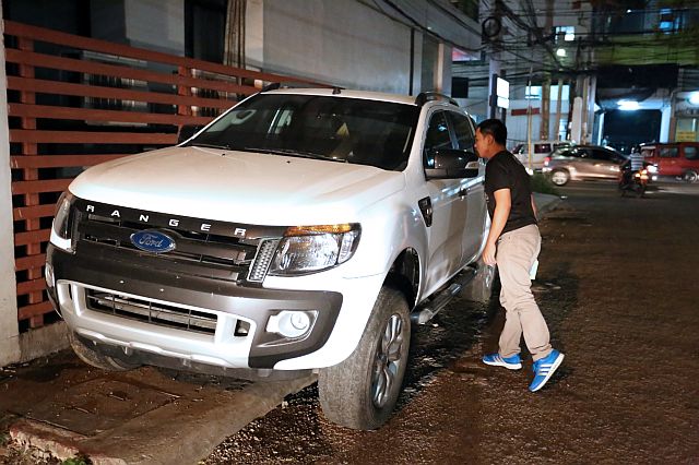GRECO'S VEHICLE IS BACK/DEC. 5, 2015: Cebu Daily News senior reporter Ador Mayol peep on the missing vehicle (FORD RANGER) of Greco Sanchez brother of Provincial Board Member Gigi Sanchez that was abondoned at East Capitol road near the corner of Escario street barangay Capitol site across their radio station building.(CDN PHOTO/JUNJIE MENDOZA)
