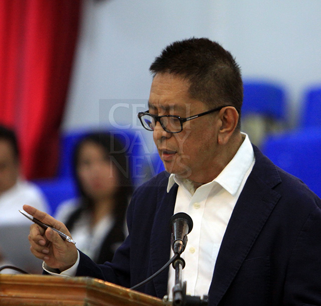 Provincial Board Member Arliegh Sitoy expresses his objections to authorize Gov. Hilario Davide III to enter into a contract with the winning bidder for the purchase of heavy equipment. (CDN PHOTO/LITO TECSON)