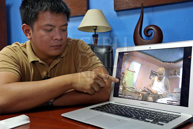 Dumanjug Vice Mayor Efren Guntrano Z. Gica shows footage of a survilance video of former policeman Nilo Quirante and Agapito Amadora using drugs while rapacking shabu. Quirante and Amadora were identified as suspects in last Friday's strafing in Dumanjug town. (CDN PHOTO/JUNJIE MENDOZA)