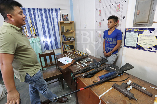 Dumanjug vice mayor Efren Gica (left) confronts arrested murder suspect Bemar James Mejares about his ties with barangay councilman Wilfredo Albios and Marciano Tiwan, who were shot dead by police. (CDN PHOTO/JUNJIE MENDOZA)