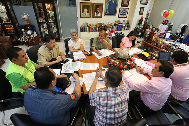 Cebu Auxiliary Bishop Dennis Villarojo, secretary general of the 2016 IEC, (2nd from left) with Margie Matheu of the IEC Secretariat meet with a City Hall working committee to discuss their preparations. (CDN PHOTO/JUNJIE MENDOZA)
