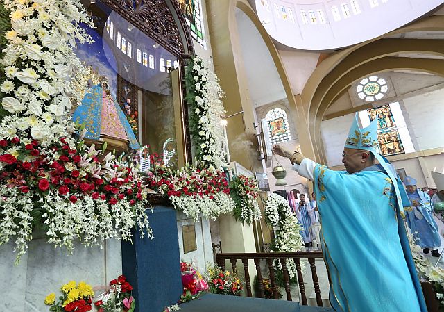 GUADALUPE FIESTA MASS/DEC. 12, 2015: Cebu Archbishop Jose Palma blesses the image of  Our Lady of Guadalupe during the pontifical mass in the Archdiocesan Shrine of Our Lady of Guadalupe. (CDN PHOTO/JUNJIE MENDOZA)