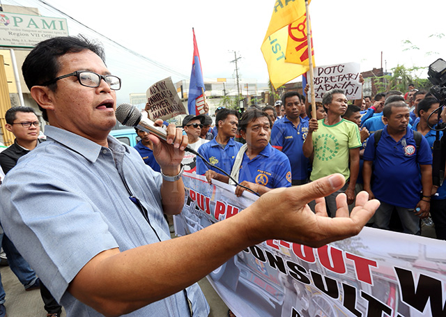Land Transportation and Franchising Regulatory Board (LTFRB 7) regional director Reynaldo Elnar talks to drivers who staged a protest against the plan to phase-out old jeepneys. (CDN PHOTO/JUNJIE MENDOZA)