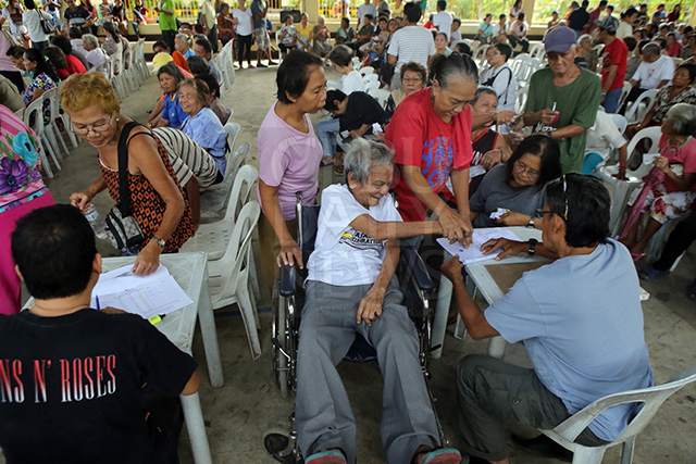 Cebu City senior citizens go to barangay halls to collect the last tranche of P3,000 cash aid from the local government which allocates P12,000 a year per senior. (CDN PHOTO/JUNJIE MENDOZA)