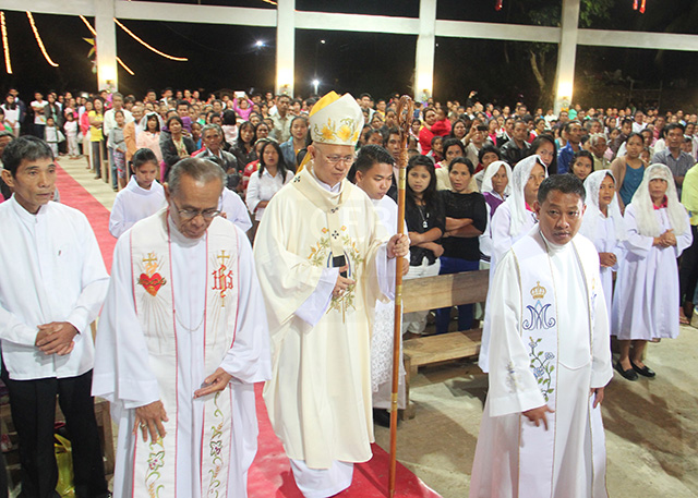 Cebu Archbishop Jose Palma presides over the first nine dawn Masses at the Our Lady of Consolacion in Manlapay, Dalaguete town. (CONTRIBUTED PHOTO/SAMMY NAVAJA)