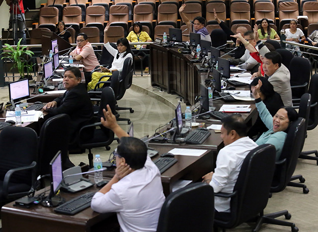 Councilors under the minority Team Rama camp can only watch as their counterparts from the Bando Osmena-Pundok Kauswagan (BO-PK) bloc raise their hands to vote for the passage of a reduced budget worth P64 million. (CDN PHOTO/JUNJIE MENDOZA)