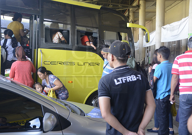A staffer of the Land Transportation Franchising and Regulatory Board (LTFRB) supervises the loading of passengers at the Cebu South Bus Terminal in Natalio Bacalso Avenue. (CDN PHOTO/CHRISTIAN MANINGO)