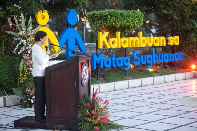 Cebu Provincial Information Officer Ethel Natera explains that the two human-like figures installed at the Capitol grounds with the slogan "Kalambuan sa Matag Sugbuanon" symbolizes the effort of working for progress as everybody's duty and not the exclusive job of the governor. (CONTRIBUTED PHOTO)