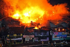 LAHUG FIRE AFTER CHRISTMAS./DEC. 26, 2015: In this top view, Fire fighters responded at sitio Abocado barangay Lahug across Lahug barangay Hall which houses were burn down last night.(CDN PHOTO/JUNJIE MENDOZA)