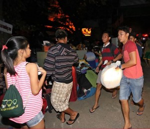 LAHUG FIRE AFTER CHRISTMAS./DEC. 26, 2015: After celebrating Christmas, Residents of sitio Abocado barangay Lahug stragle to save their belongings as fire started to burndown their houses across Lahug barangay Hall last night.(CDN PHOTO/JUNJIE MENDOZA)