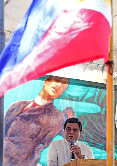Acting Cebu City Mayor Edgardo Labella delivers his message during Rizal Day at Plaza Sugbo. (CDN PHOTO/JUNJIE MENDOZA)