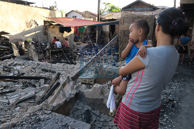 One of several fire victims looks at what remained of her house in Zone Camansi, barangay Paknaan, Mandaue City. (CDN PHOTO/TONEE DESPOJO)