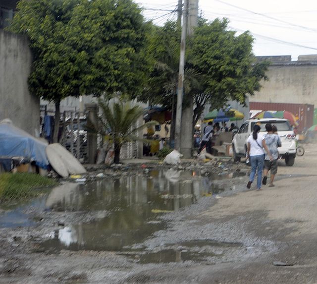 SILOY IS WATCHING/DEC. 06, Dengue causing mosquitoes can trive in a puddle of muddy water like this in B. Benedecto street in North Reclamation Area. (CDN PHOTO/CHRISTIAN MANINGO)