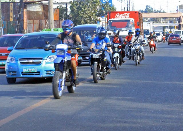 SILOYS WATCHING BASAK MANDAUE TRAFFIC/DEC.09,2015:Motorcycle riders counter flow as they drive their motorcycle in Basak Mandaue City due to traffic its very dangerous to them and to other riding public.How could Mandaue City government gave solution on these traffic.(CDN PHOTO/LITO TECSON)