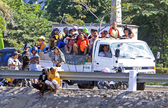 SILOYS WATCHING OVERLOADING/DEC.12,2015:A truck is overloaded with people instead of cargo spotted in SRP Talisay City .Attention Talisay City traffic on these.(CDN PHOTO/LITO TECSON)