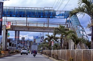 SILOYS WATCHING UN AVENUE SKYWALK DELAPEDATED/DEC.15,2015:The roof of these skywalk in UN Avenue has been delapedated why is it that the Mandaue City government havent repair these.(CDN PHOTO/LITO TECSON)