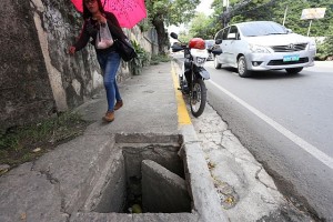 SILOY IS WATCHING: The manhole on the sidewalk at the corner of Jakosalem and Ranudo street was not properly covered, The dirty water was seen almost overflows and it is dangerous to the pedistrians: ATTENTION: DPS AND BARANGAY  COGON RAMOS LETS NOT WAIT FOR ACCIDENT TO HAPPEN.