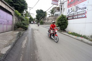 SILOY IS WATCHING: Vehicles and motorist can used Justice street smoothly on barangay Kalunasan. This road used to be damage and was publish last Nov. 7, 2015. THANKS TO BARANGAY KALUNASAN AND DEPW