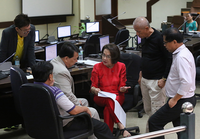 POWER OF THE PURSE. Cebu City legislators gather around Councilor Margot Osmena, head of the budget and finance committee, before the start of yesterday's last session of the year to pass the 2016 annual budget. There's Sisinio Andales, Roberto Cabarrubias, Alvin Dizon and Eugenio Gabuya. (CDN PHOTO/JUNJIE MENDOZA)
