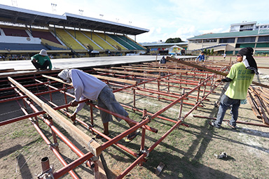 Workers start assembling the main stage for the Jan. 17 Sinulog festival at the Cebu City Sports Complex. (CDN PHOTO/JUNJIE MENDOZA)