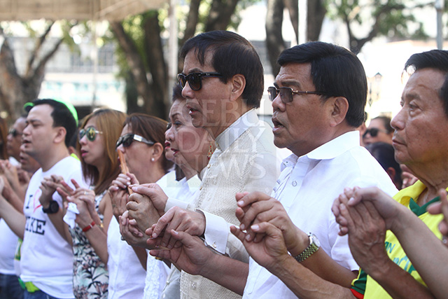 SOLIDARITY MOVE. Suspended Cebu City Mayor Michael Rama holds hands in prayer with his aunt Carmen Rama del Prado and Acting Mayor Edgardo Labella with other political allies former mayor Alvin Garcia and Raymund Garcia during a morning mass outside City Hall. (CDN PHOTO/TONEE DESPOJO)