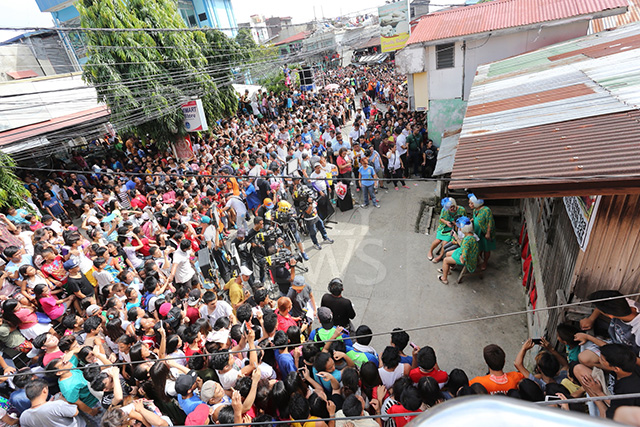 Thousands of people came to witness one of the episodes of Eat Bulaga's "Kalyeserye" held in Lorega. (CDN PHOTO/JUNJIE MENDOZA)