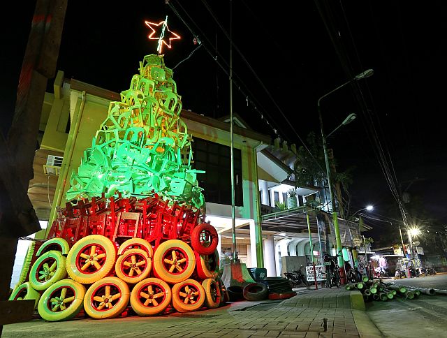 TISA RECYCLED CHRISTMAS TREE/DEC. 4, 2015: Barangay Tisa Cebu City made a 25 foot high Christmas tree made of recycled damage monoblocks chairs, damage school wooden chairs, vehicle tires and bottled water which attracks bystanders passing the Tisa barangay Hall.(CDN PHOTO/JUNJIE MENDOZA)