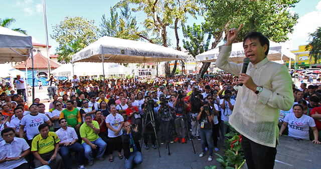 Suspended Cebu City Mayor Michael Rama delivers a speech yesterday at the City Hall grounds. (CDN PHOTO/TONEE DESPOJO)