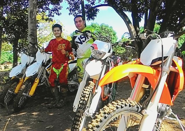 Jon Eleazar Adlawan (left) with KTM Cebu lead sales officer Robbie Neil Enriquez in Lipata, Minglanilla.