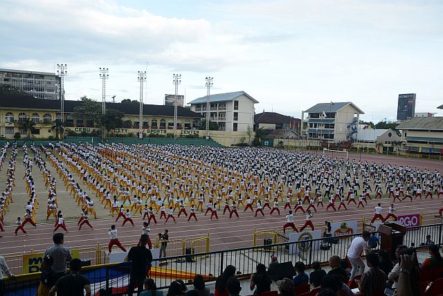 Five thousand students join this mammoth arnis class, which organizers hope will be acknowledged as the largest arnis class in the world at the Cebu City Sports Center field yesterday. (CDN PHOTO/CHRISTIAN MANINGO)