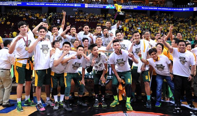 The FEU Tamaraws celebrate at center court after winning the UAAP men's hoop title over UST yesterday at the Mall of Asia Arena. (INQUIRER PHOTO)