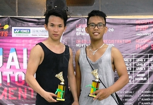 Men's doubles champions Kevin Bergantin and Aljun Pinote with their trophies.