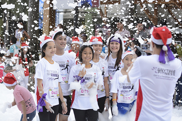 Kids and the young at heart enjoy the artificial snow during the Christmas Run at the Ayala Center Cebu's The Terraces. (CDN PHOTO/CHRISTIAN MANINGO)