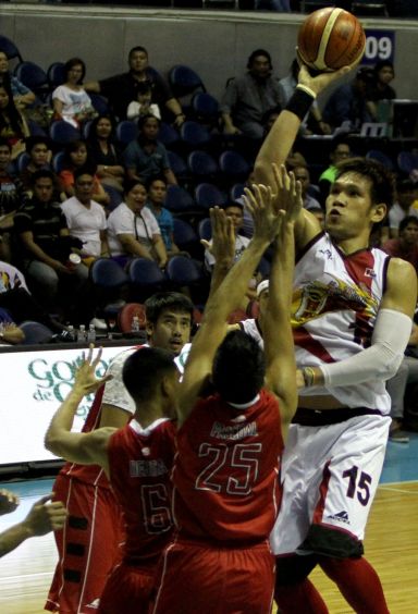 Cebuano June Mar Fajardo of San Miguel towers over the defense of Mahindra's Kyle Pascual and Karl Dehesa in the Beermen's previous game last week at the Araneta Coliseum. (INQUIRER PHOTO)