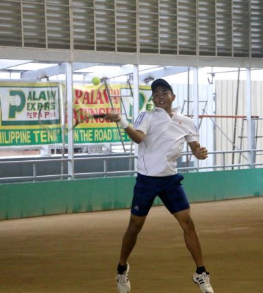 Cebu's Jan Godfrey "Noy" Seno playing against seed no. 8 John Altiche in the Dagitab Festival Open Tennis Championship at the Naga City Tennis Center. (CONTRIBUTED PHOTO)