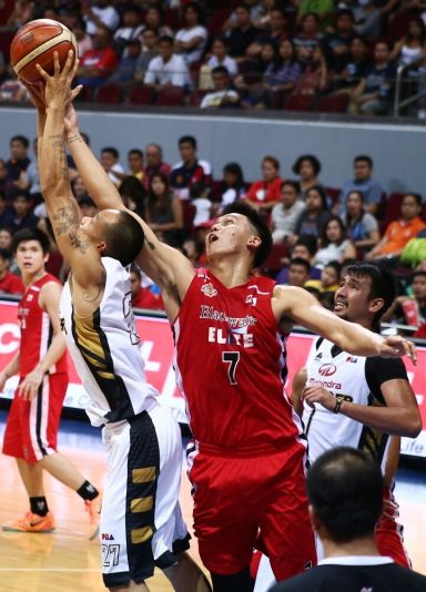 Mahindra's Mark Yee (left) and John Paul Erram dispute a rebound in their crucial match yesterday. Blackwater prevail to advance to the quarterfinal round of the 41st PBA Philippine Cup. (INQUIRER PHOTO)