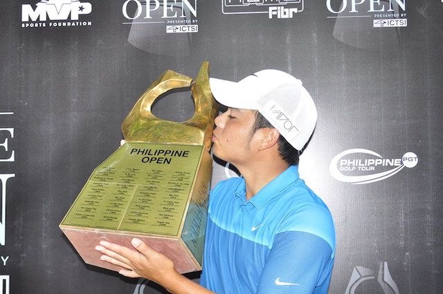 Miguel Tabuena kisses the championship trophy of the Philippine Open. (INQUIRER PHOTO)