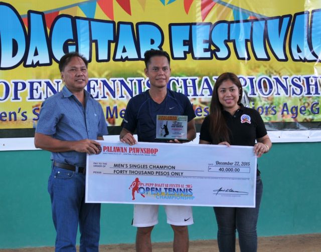 Johnny Arcilla (center) is awarded by The City of Naga mayor Vlademar Chiong (left) and Palawan Pawnshop area manager Almee Joie Salvador (right). (CDN PHOTO/JOHN CARLO VILLARUEL)