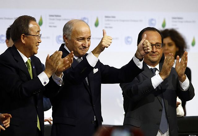 French Foreign Minister and President of the COP21 Laurent Fabius, center, flashes the thumbs-up sign while United Nations Secretary General Ban Ki-moon, left, and French President François Hollande applaud after the final conference of the COP21, the United Nations conference on climate change, in Le Bourget, north of Paris. (AP PHOTO)