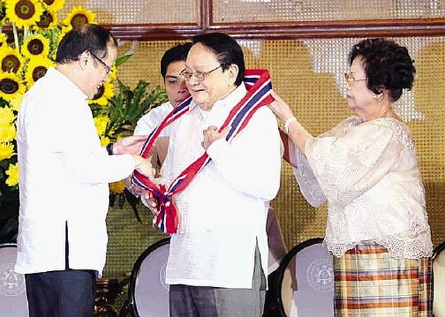 President  Benigno S. Aquino III confers on Napoleon Rama the Philippine Legion of Honor with the rank of Grand Commander (Maringal na Komandante) during the People Power Awards at the Rizal Ceremonial Hall in Malacañang in this Feb. 26, 2011 photo by the Malacañang Photo Bureau.