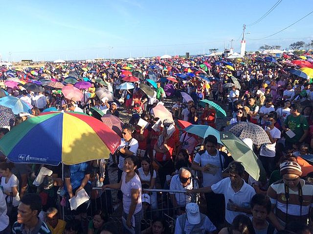 Armed with umbrellas, the close to a million devotees flocked to SRP to attend the closing mass of the 51st International Eucharistic Congress. (CDN PHOTO/JOSE SANTINO S. BUNACHITA)