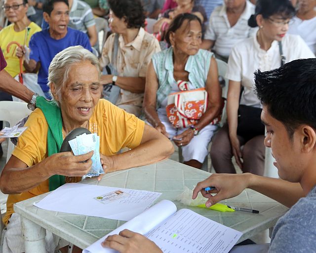 LAST P3K FINANCIAL ASSISTANCE FOR SENIOR CITIZENS/DEC. 15, 2015: Roasenda T. Flores smile after recieving her last P3,000 cash assistance in 2015 from Cebu City government in Mabolo Elementary School.(CDN PHOTO/JUNJIE MENDOZA)