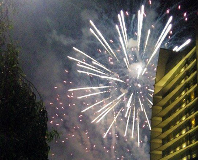 LIGHT SHOW. Fireworks manufacturers turn the night sky into an explosion of colors near SM City Cebu and Bayfront Hotel. (CDN PHOTO/DORIS C. BONGCAC)