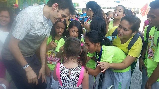 Paul Ponce interacts with children practicing at the Cebu City Sports Center for their First Communion tommorow. (CDN PHOTO/NESTLE L. SEMILLA)