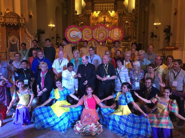 Australian pilgrims join the Sandiego Dance Company for the finale of the "parish encounter" of IEC delegates at the Cebu Metropolitan Cathedral led by Msgr. Ruben Labajo and Bishop Michael Kennedy. (CDN PHOTO/EILEEN G. MANGUBAT)