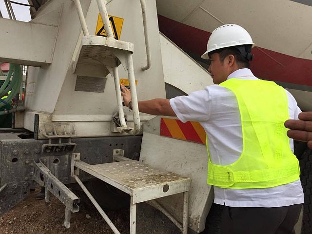 DOTC Secretary Jose Abaya led the ceremonial ground cement pouring of the Terminal 2 of the Mactan Cebu International Airport by switching on the concrete mixer . (CDN PHOTO/VANESSA CLAIRE LUCERO)